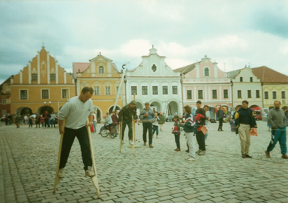 na chůdách (2)